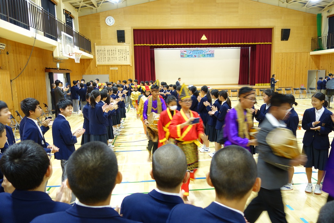 嵯峨中学校とインドネシアのチケアス校が交流！ れぽ～とその１