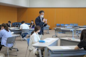 司会のまちづくりアドバイザーの佐藤さんは、参加者が考えやすいように進行してくれます。