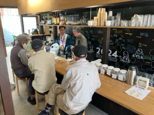 スタッフミーティング　今後の活動のことも含めて熱心に議論中