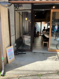 まなあそカフェ外観、ガラス戸とテーブル