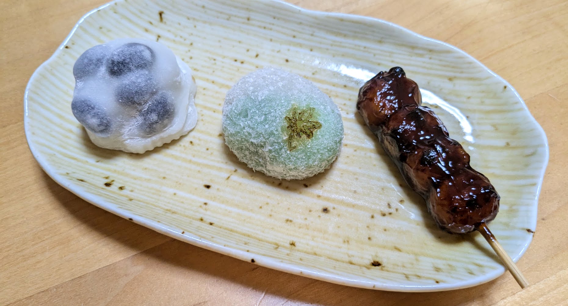 『まるに抱き柏』