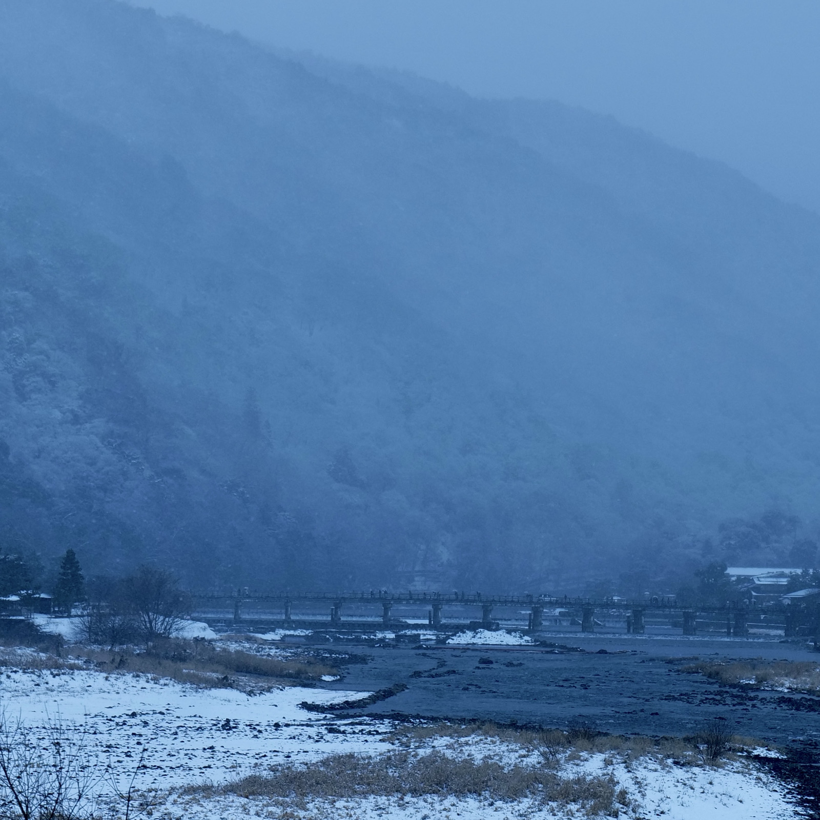 【冬景色の嵐山と渡月橋】