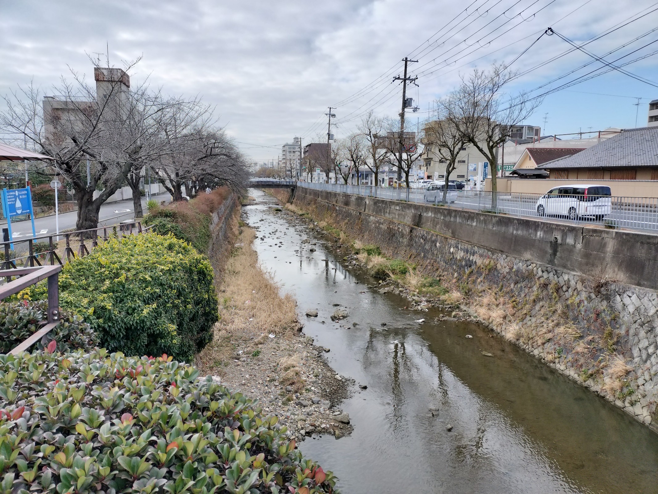 【春待つ天神川】