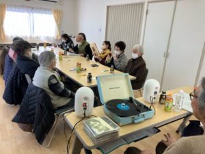 レコードプレーヤーと参加者